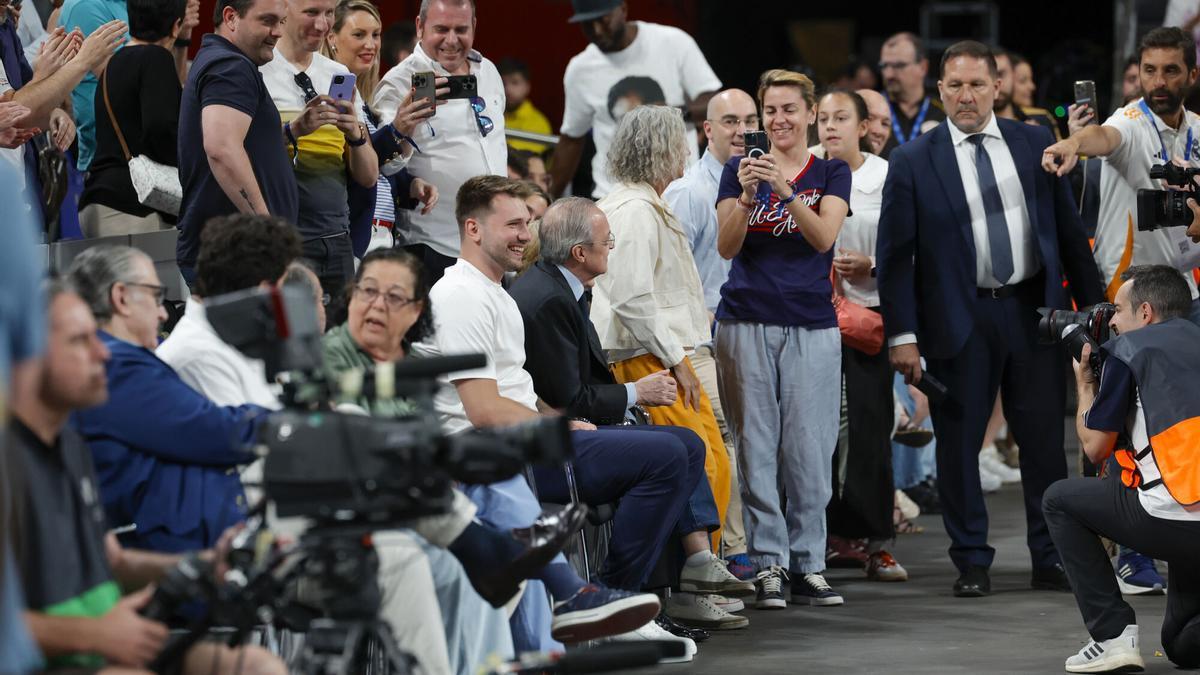 Luka Dončić al lado de Florentino Pérez en el Madrid-Granada