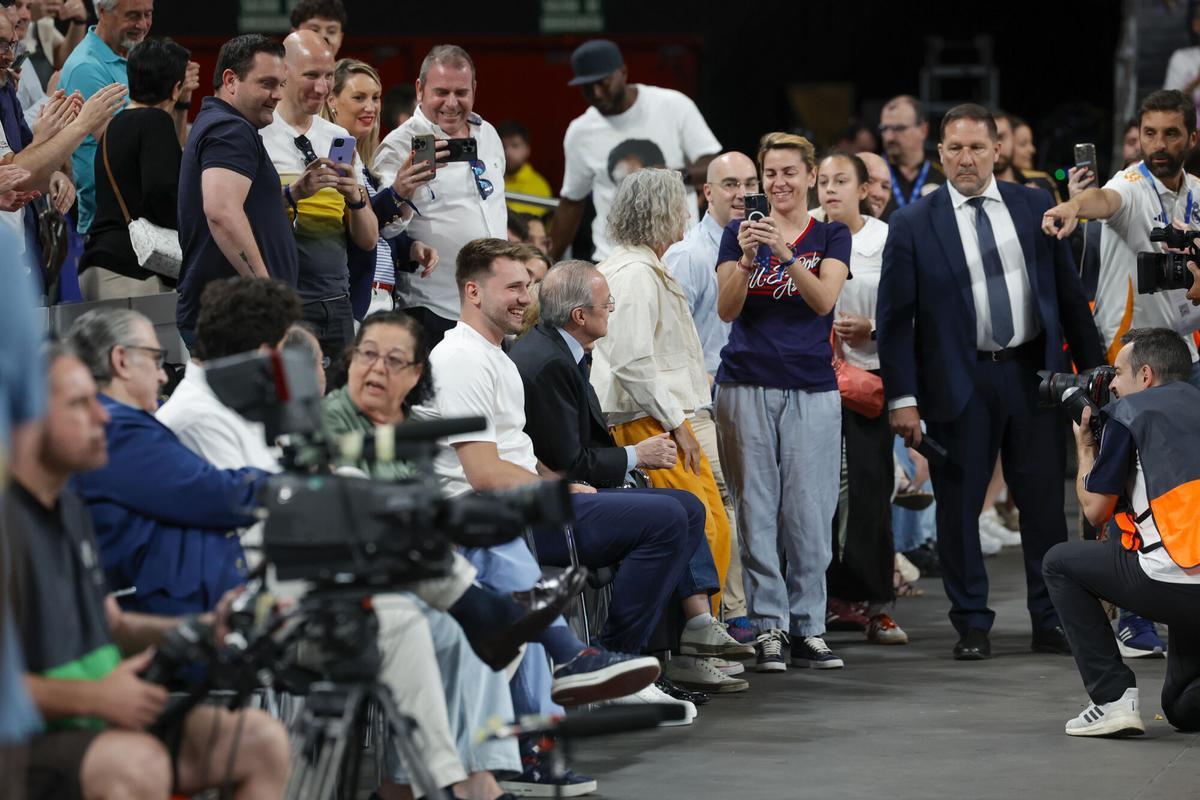 Luka Dončić al lado de Florentino Pérez en el Madrid-Granada