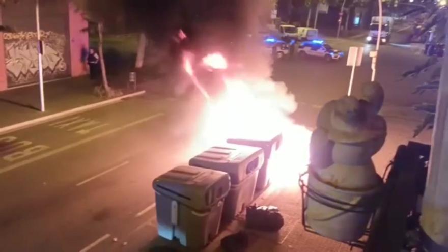 Contenedor ardiendo en la calle Almogàvers