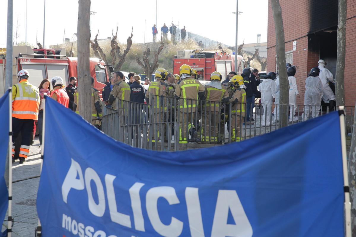 Un camió avariat impedeix a un torn de bombers de Rubí acudir a l’incendi mortal