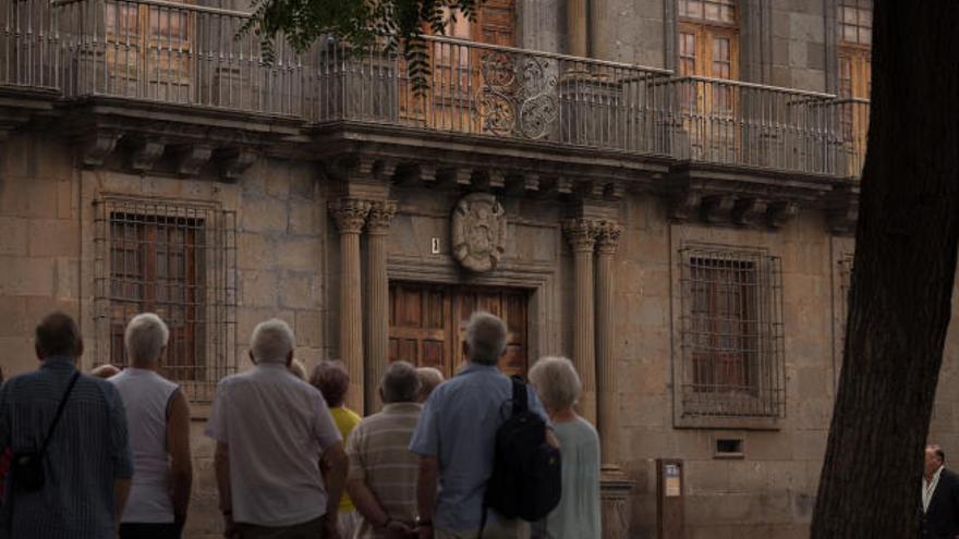 Un grupo de turistas, delante del Palacio de Nava .