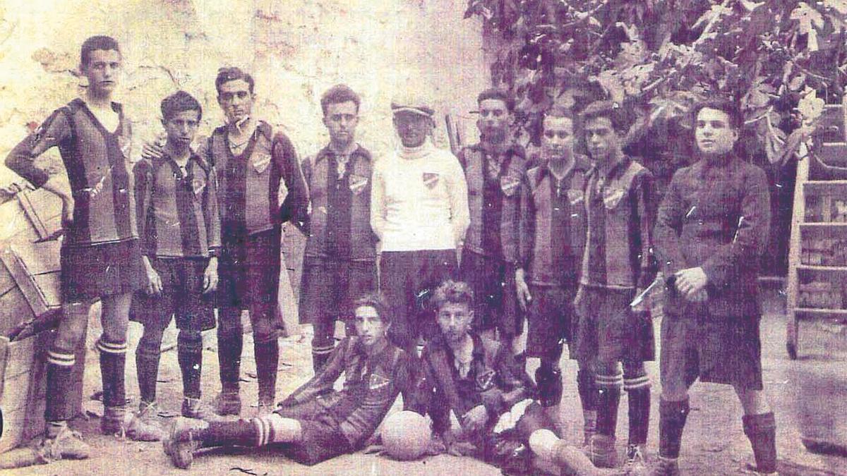 Primer once del CD Caspe, que se enfrentó al Universidad de Zaragoza en 1923.