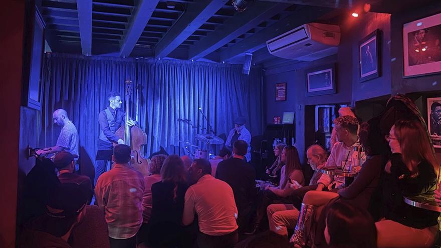 40-Pl-tze-ged-mpftes-Licht-Livemusik-Ein-Abend-in-Palmas-Jazz-Lounge