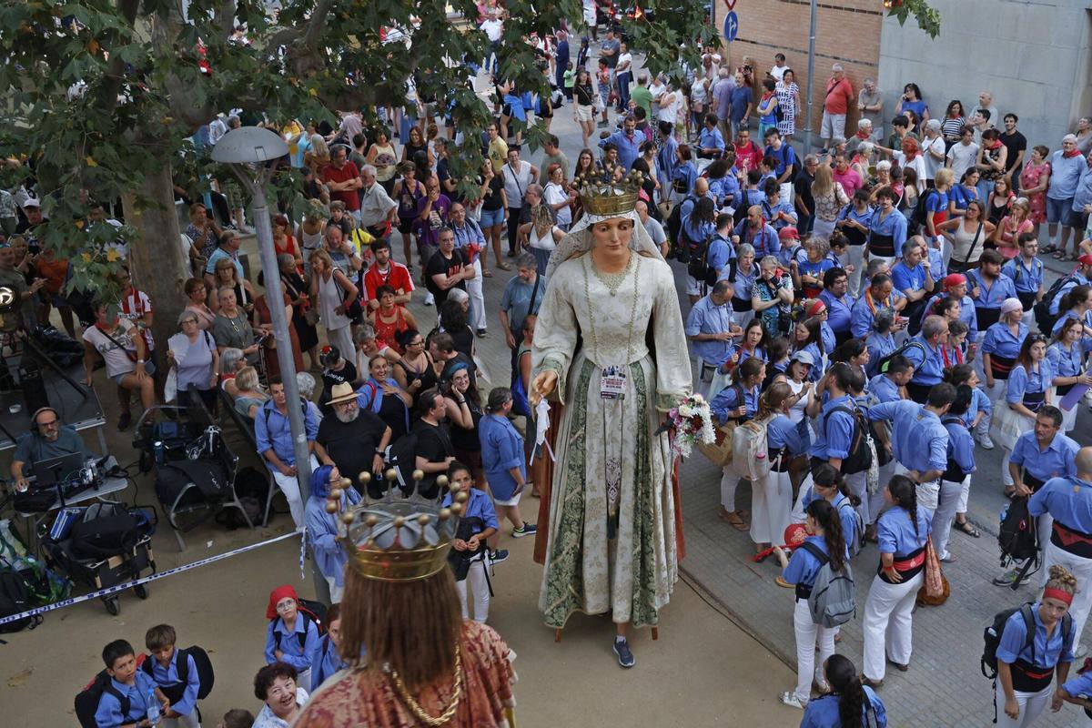 Salt. Ajuntament. Cercavila Festa Major amb els gegants de Salt i Prego dels Marrecs de Salt.