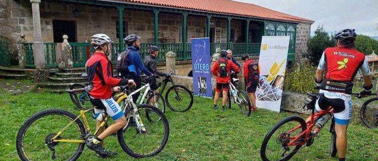 Arriba, una de las actividades para ciclistas en la Fundación Otero Pedrayo. A la derecha, visita teatralizada a Allariz y la Fundación Vicente Risco. |  // CEDIDAS
