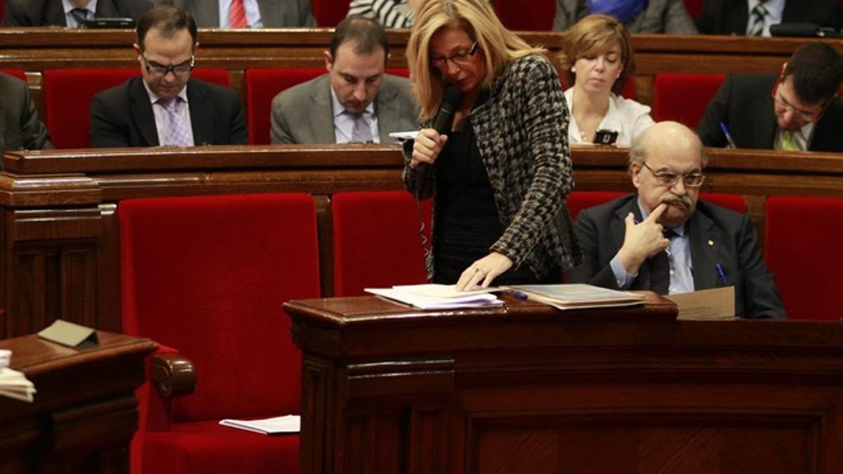 La vicepresidenta Joana Ortega, durante su intervención en el Parlament.