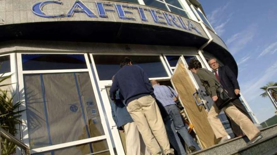 Técnicos municipales, en una visita a la cafetería El Náutico en septiembre de 2007. / víctor echave