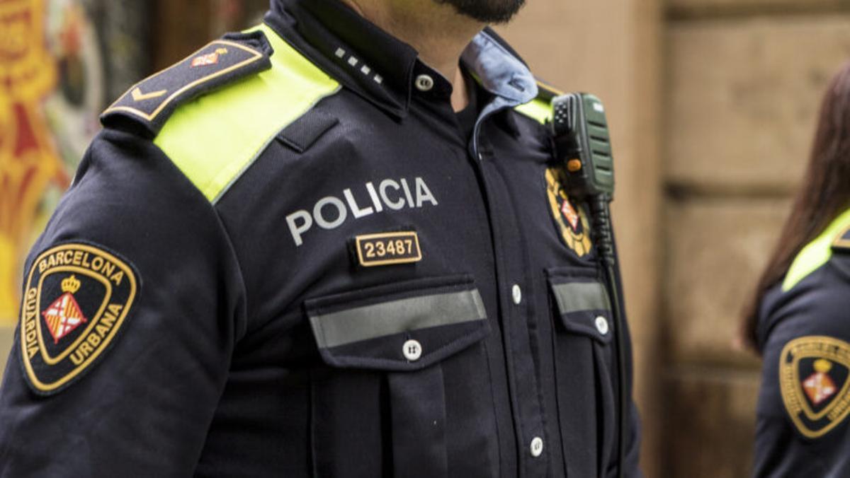 Detalle de un agente de la Guardia Urbana uniformado