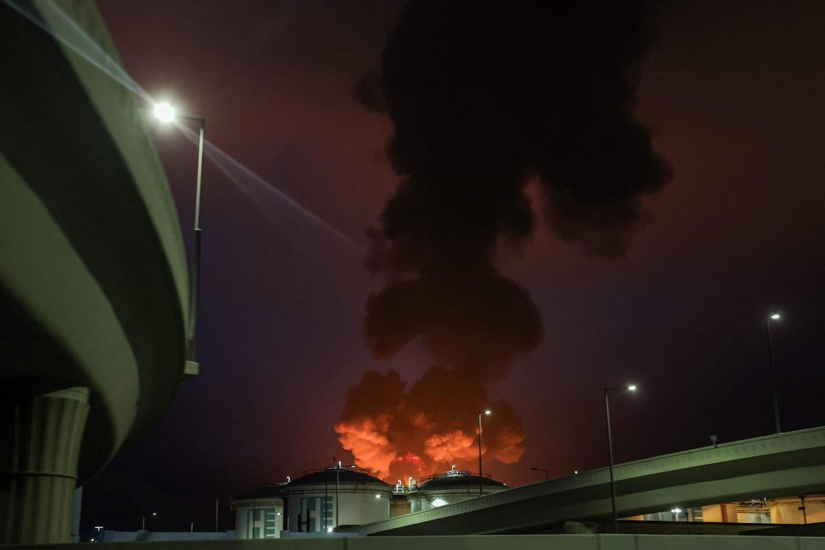 Una columna de humo negro se eleva de un incendio cerca del depósito de combustible en e puerto de Fuyaira, en Emiratos Árabes Unidos, tras un ataque de Irán en el marco de la guerra desatada en Oriente Próximo.