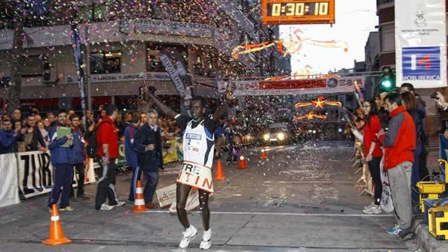 El vencedor de la XXVII San Silvestre Crevillentina entra en la meta por delante del favorito y con un registro de 30 minutos y 11 segundos.