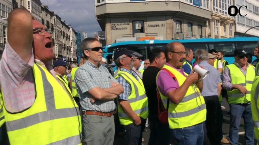 Concentración de trabajadores de Endesa frente a la Delegación del Gobierno