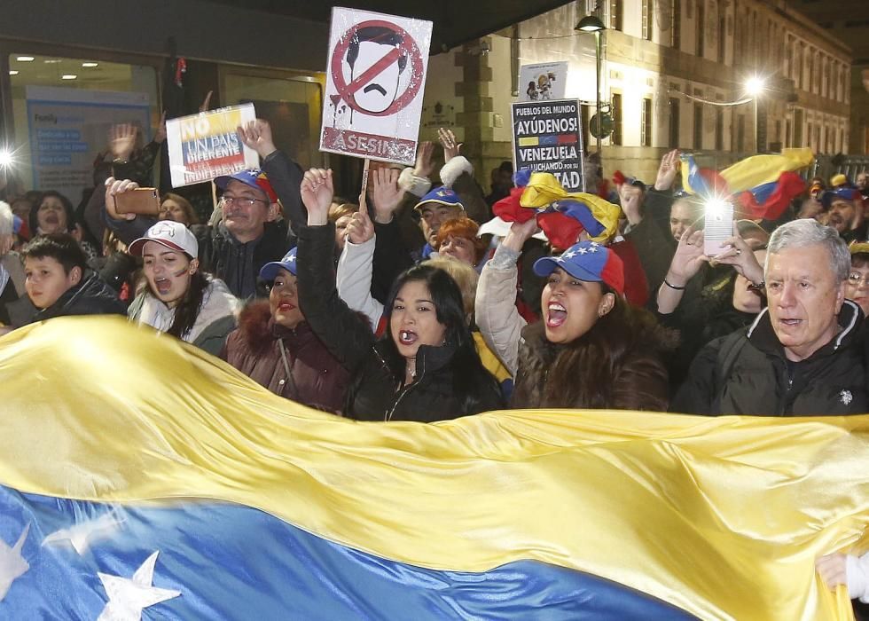 Los manifestaciones se reunieron en la farola de Urzáiz