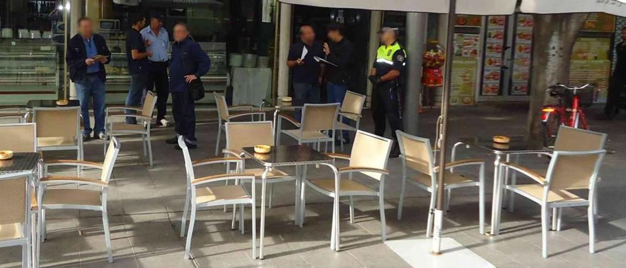 La Policía Local chequea una terraza en un bar de la calle de Blanquerna, en una imagen de archivo.