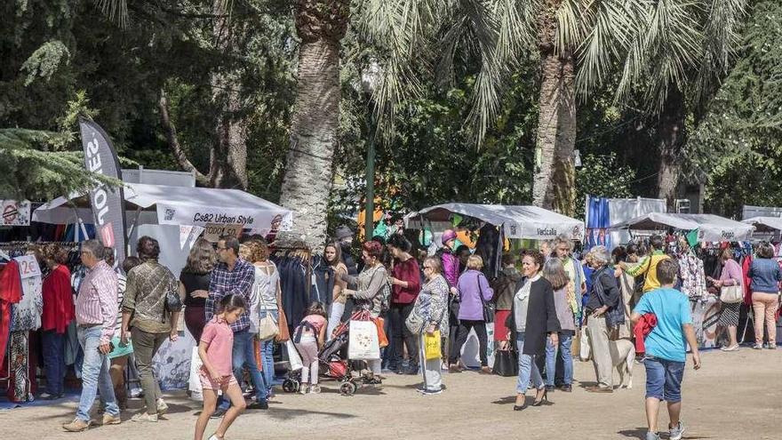 Público en los puestos de venta de los comerciantes locales en la Alameda de Redondela. // Cristina Graña