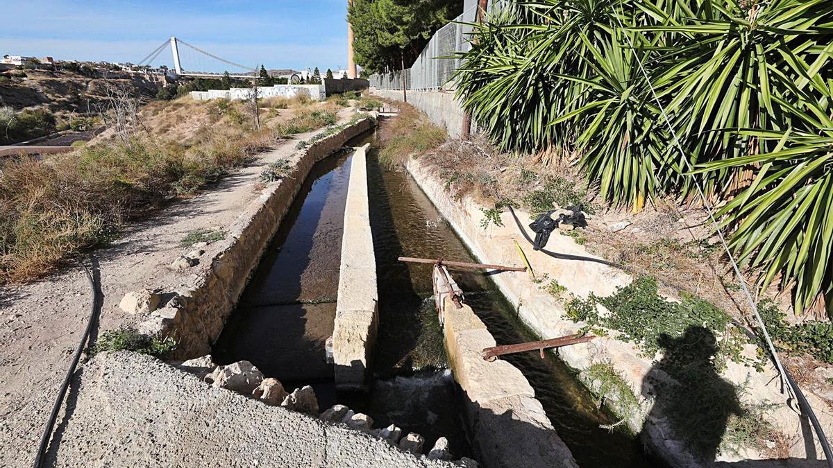 Un tramo de la Acequia Mayor del Pantano cercano a la ciudad.