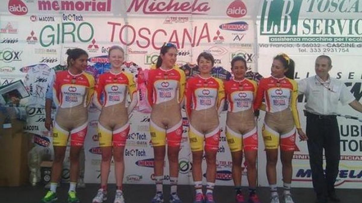 Ola de críticas al maillot de un equipo de ciclistas colombianas