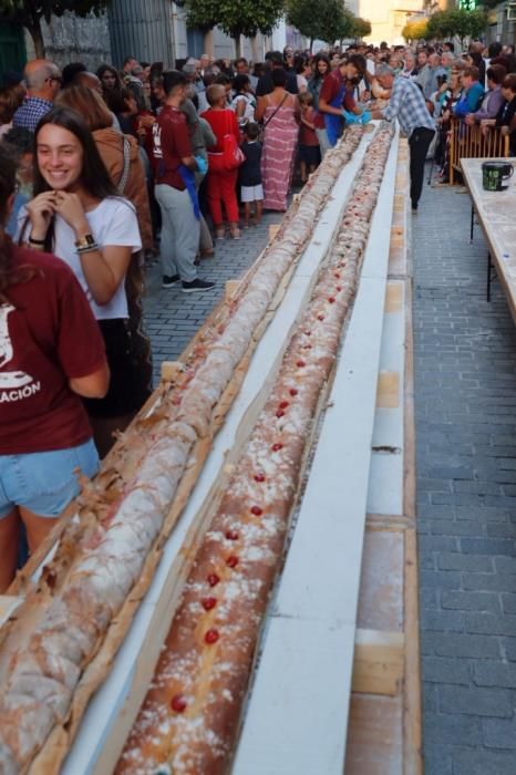 Así fue el bocadillo gigante de A Cañiza: una barra de 15 metros y una loncha de 26