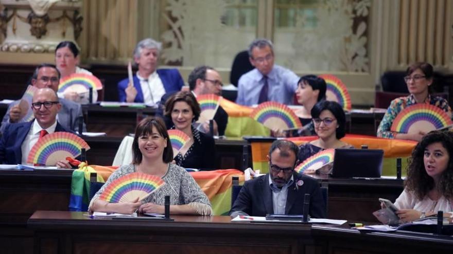 La imagen El arco iris en la sala de plenos del Parlament