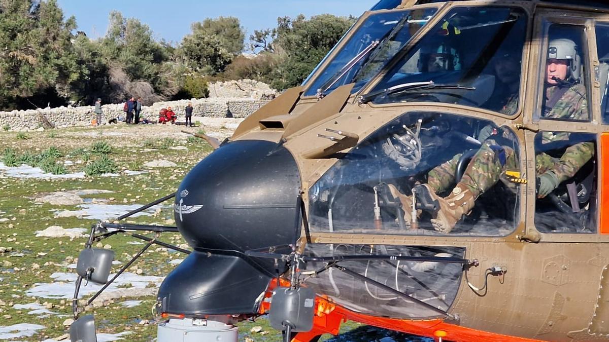 El helicóptero de la UME, durante el rescate del excursionista.