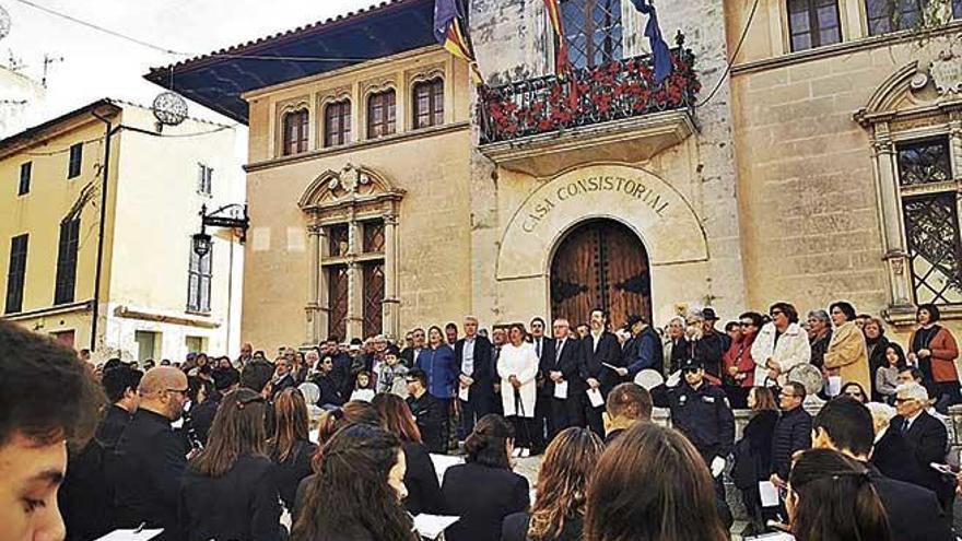 La corporaciÃ³n municipal de AlcÃºdia, durante los actos oficiales del pasado dÃ­a de Sant Esteve.