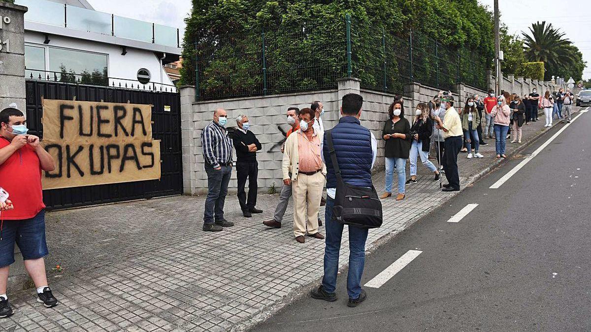 Protesta de vecinos por una casa okupada en A Zapateira durante el estado de alarma.