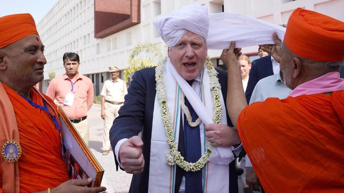 El primer ministro del Reino Unido, Boris Johnson, lleva un turbante en la Universidad de Biotecnología de Gujarat, como parte de su viaje de dos días a la India.