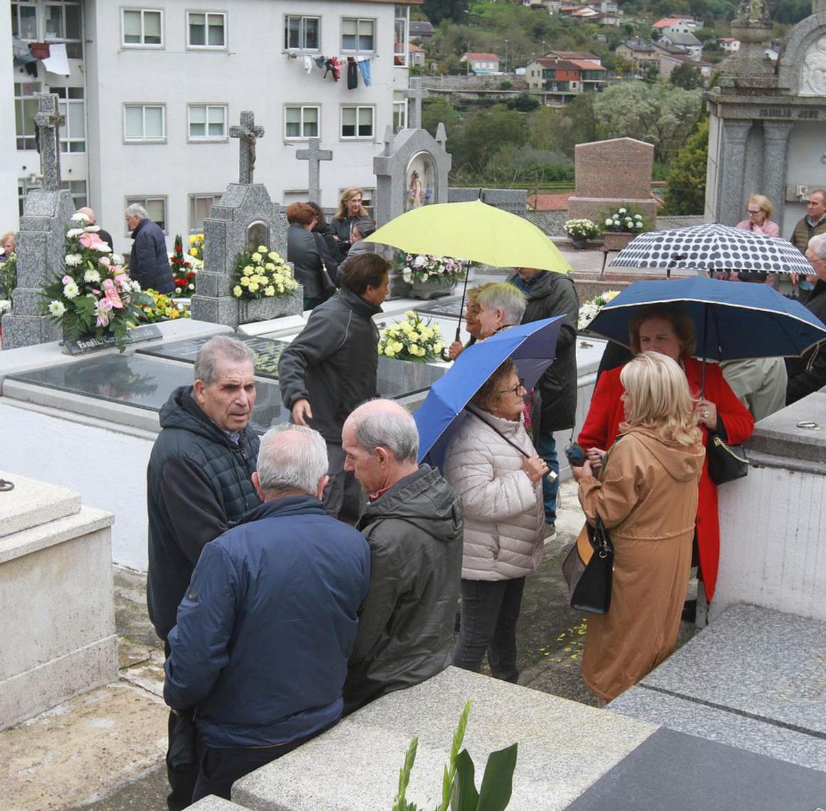El obispo Leonardo Lemos, en el centro de la imagen, en el cementerio de As Caldas. |   // IÑAKI OSORIO