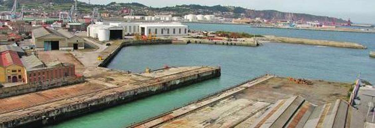 El colectivo que defiende recuperar el patrimonio industrial de Naval Gijón urge su rehabilitación