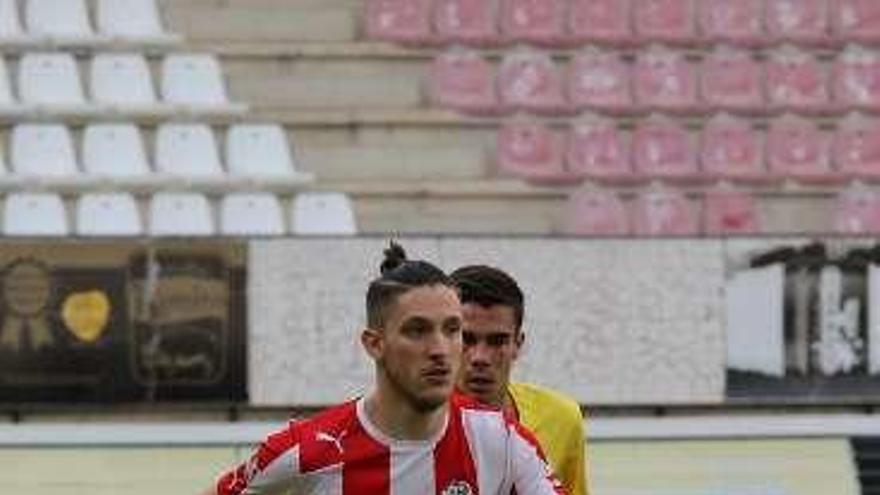 Adrián en un partido.