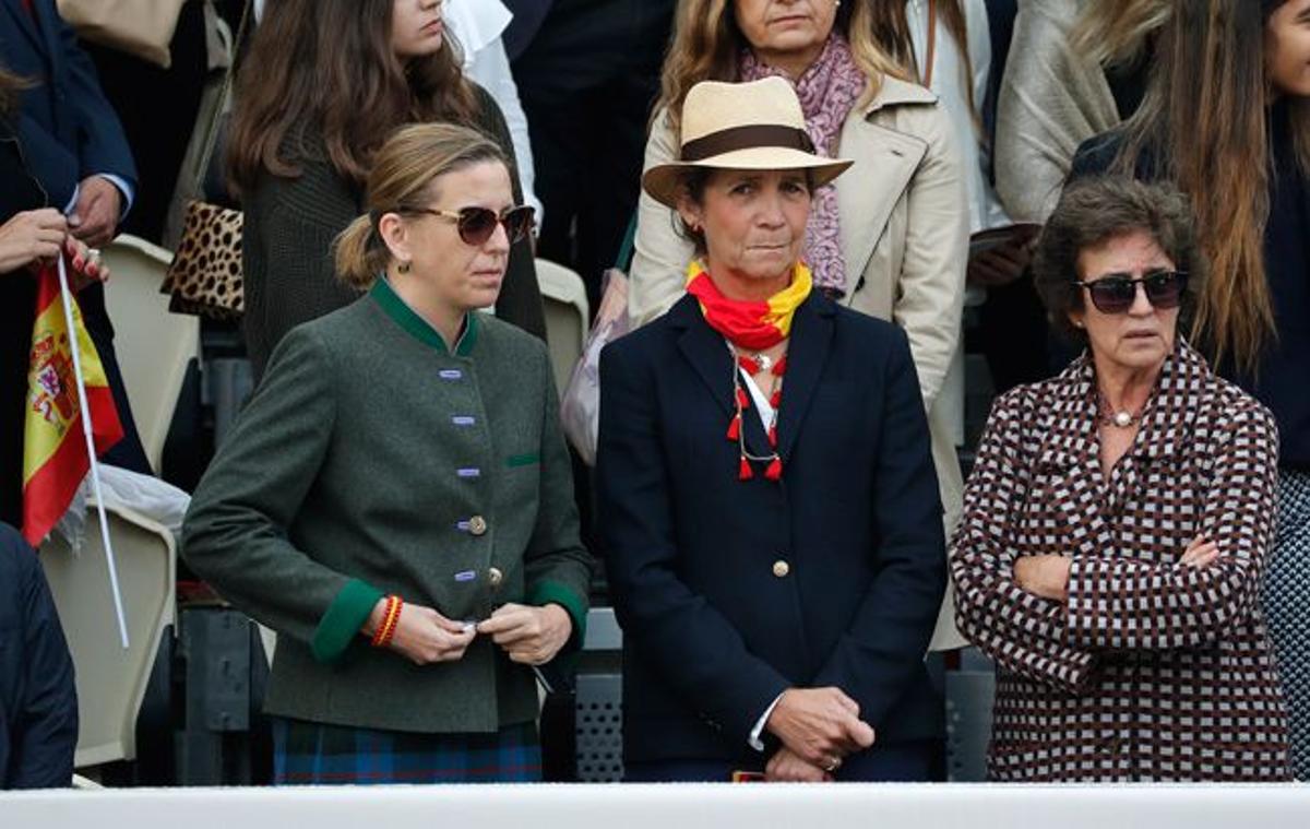 La infanta Elena con la bandera española como bufanda