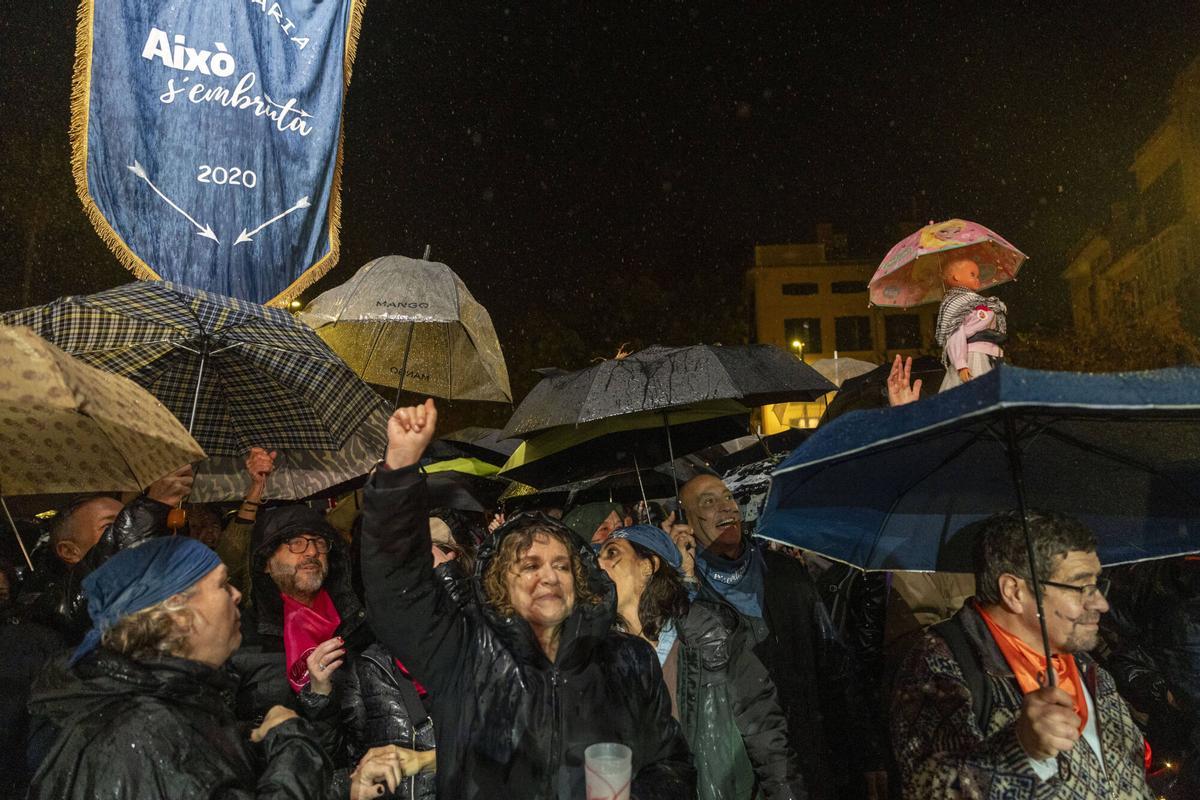 FOTOS | Las cofradías rinden un emotivo minuto de silencio por las víctimas del accidente de Córdoba: "Hemos decidido continuar con las fiestas para celebrar la vida"