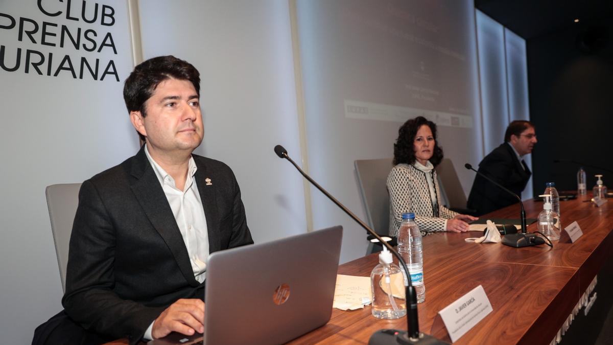 Javier García Martínez, en primer término; en el centro, la decana de la Facultad de Química de la Universidad de Oviedo, Susana Fernández, encargada de presentarle; y el científico Amador Menéndez, coordinador de la Semana de la Ciencia “Margarita Salas”, en Oviedo