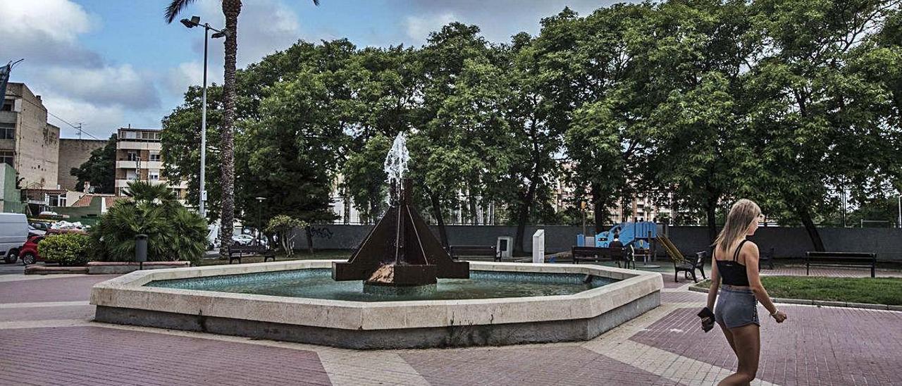 La plaza del Ayuntamiento sin chorros; y las fuentes de la plaza de América y San Blas, que se va a reformar.