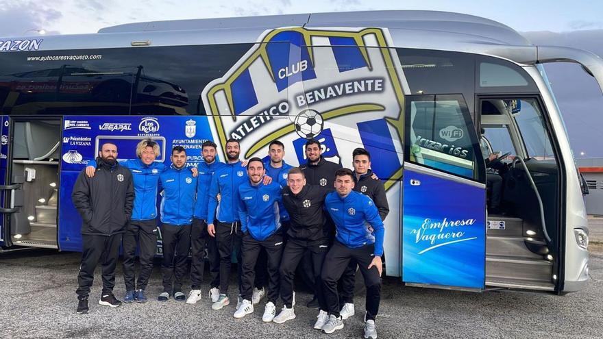 Los jugadores del Atlético Benavente, rumbo ayer a El Ejido, para disputar el choque de hoy. | Atlético Benavente