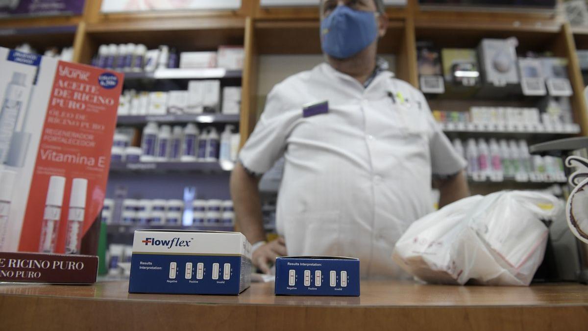Unos test de antígenos en una farmacia