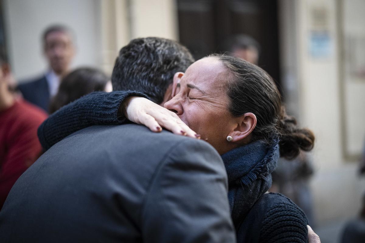 El presidente andaluz, Juanma Moreno, abrazado a una mujer en uno de sus paseos esta Semana Santa por Andalucía.