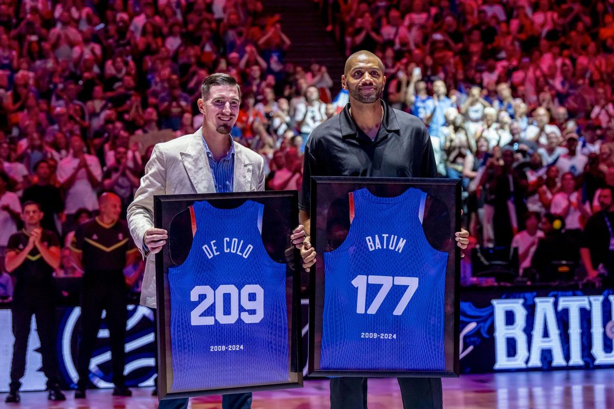 Francia homenajeó a Nando de Colo (i) y Nicolas Batum (d) antes del partido.