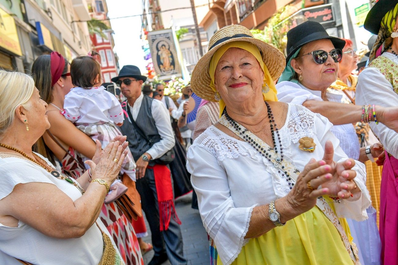 Una romería con bikini en Las Palmas de Gran Canaria