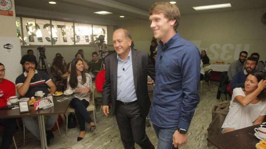 Leiceaga, ayer, en un encuentro con jóvenes del sindicato de universitarios.