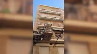 Los bomberos rescatan a una gata encerrada en el balcón de un quinto piso en Alicante