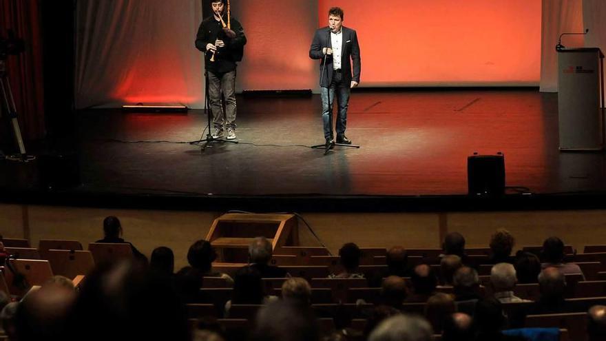 Adolfo Uría, durante su actuación, con el gaitero Pablo Carrera.