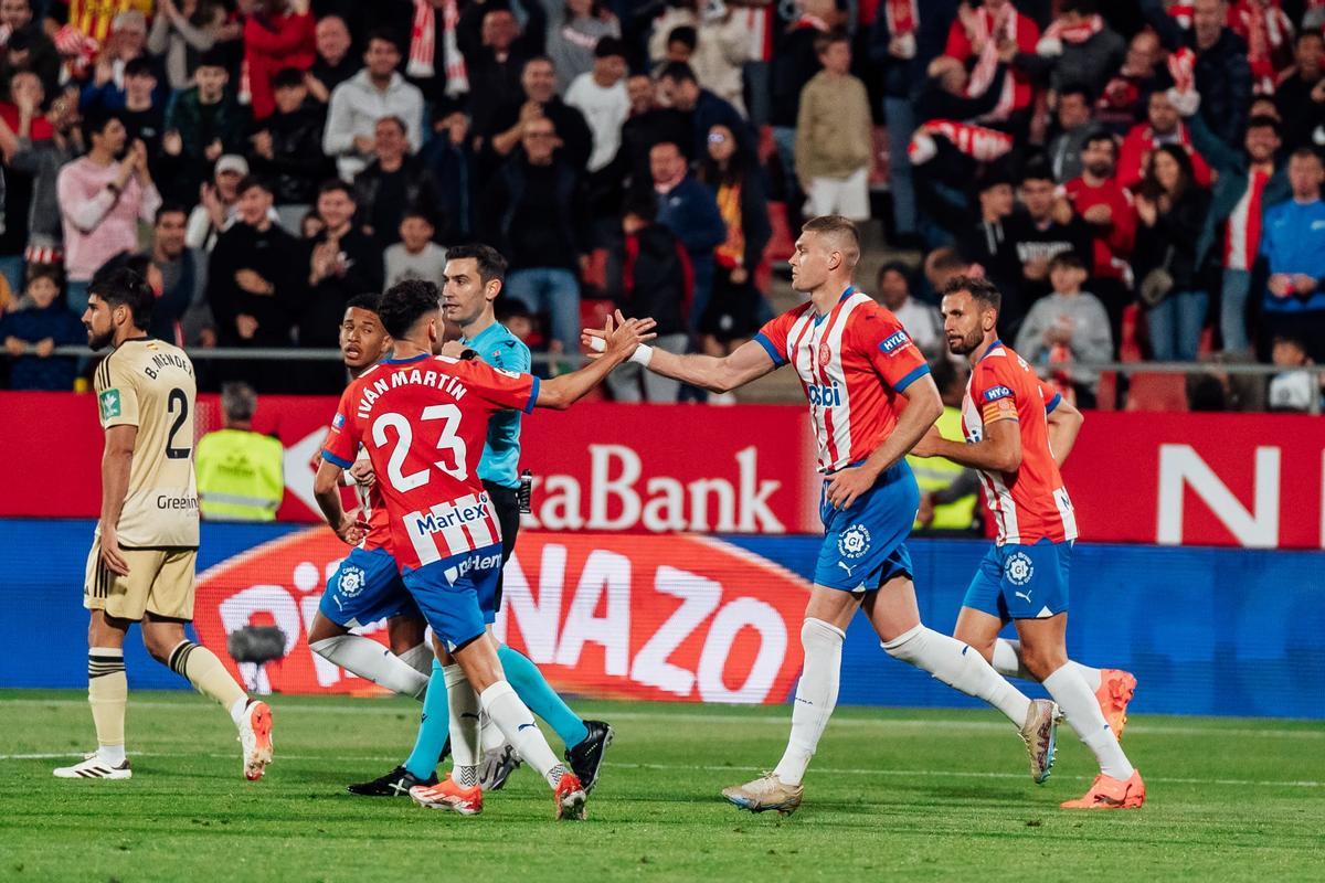 Iván Martín felicita Dovbyk després d'un gol divendres