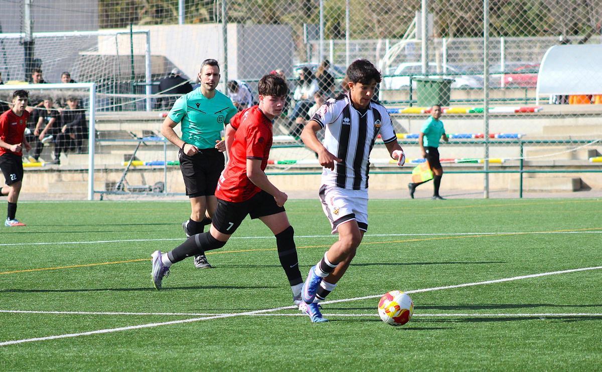 Javi Guerra, con el balón en sus pies, firmó tres de los siete goles anotados por su equipo.