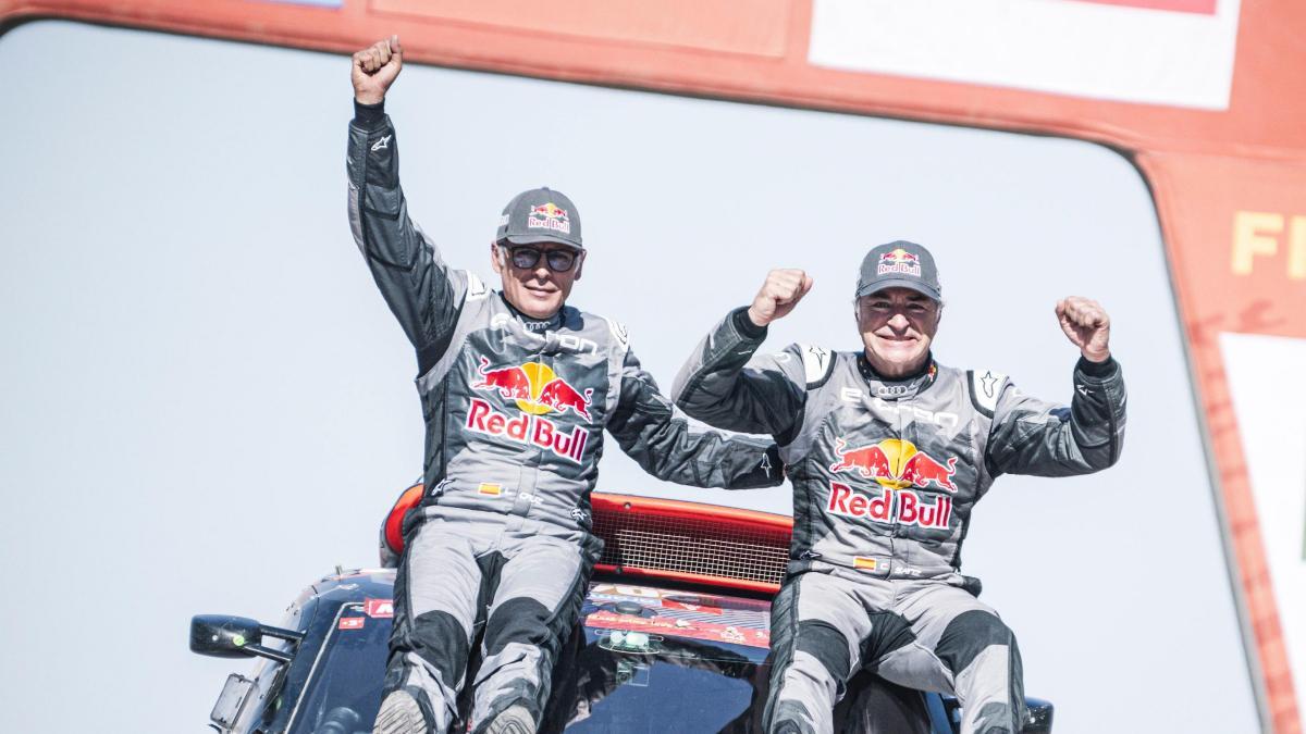 La celebración de Carlos Sainz tras ganar el Dakar... con una emotiva sorpresa