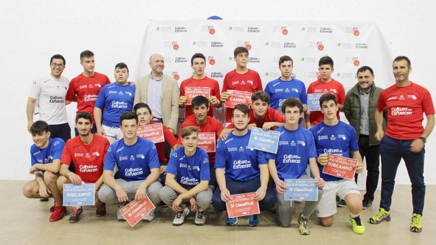 Finalistes dels circuits de raspall amb les autoritats.