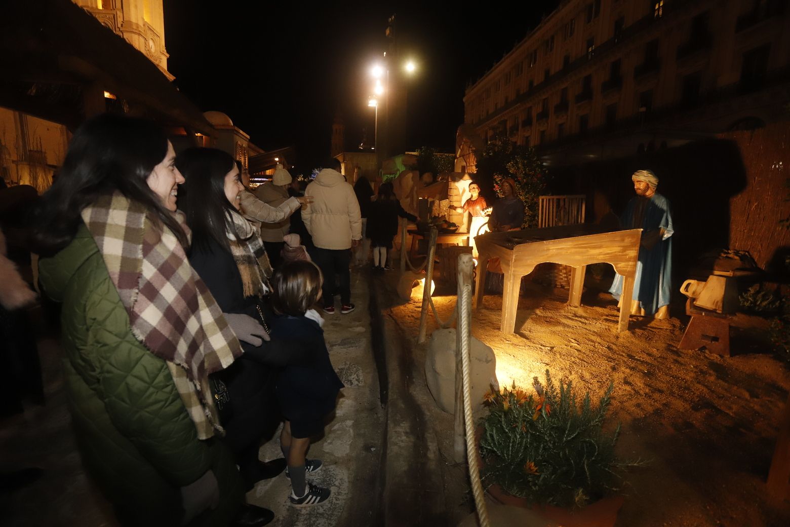 Gran ambiente navideño en la Plaza del Pilar de Zaragoza aprovechando el día festivo