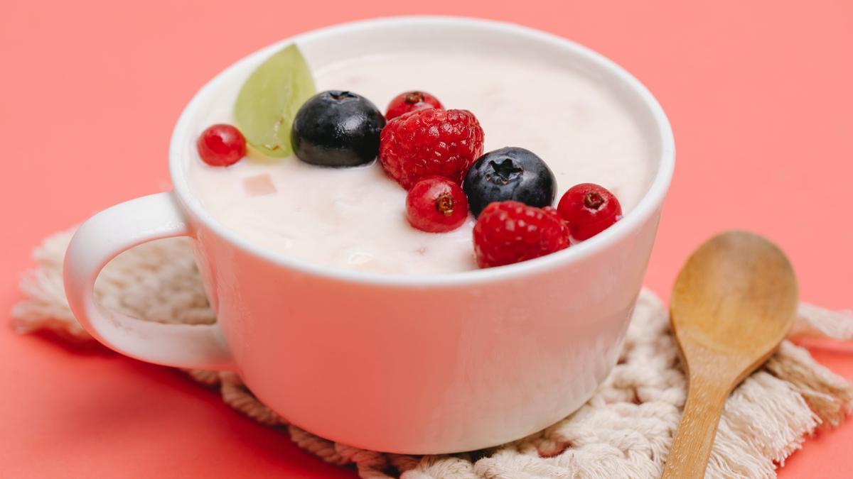 El yogur se puede comer acompañado de frutas.