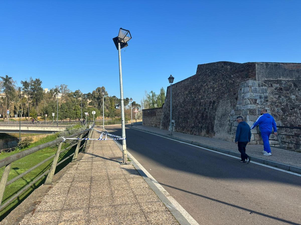Lugar en el que se produjo el accidente en la madrugada del domingo al lunes junto al albergue El Revellín de Badajoz.