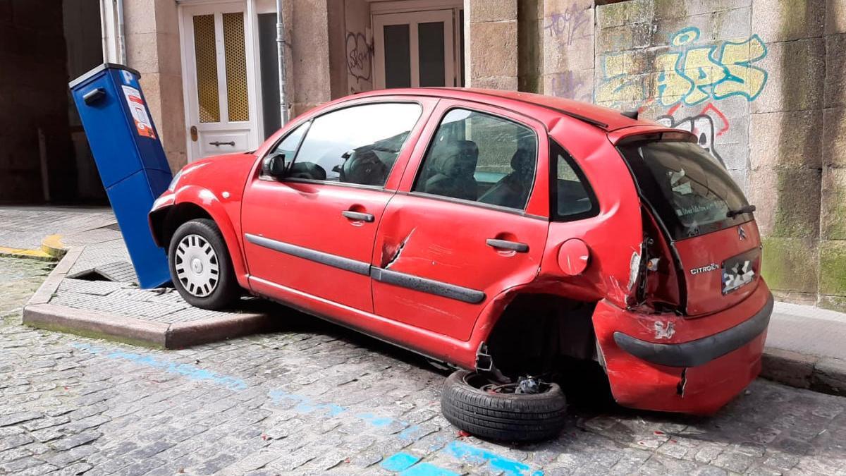 Coche siniestrado en la calle López de Neira. // Borja Melchor