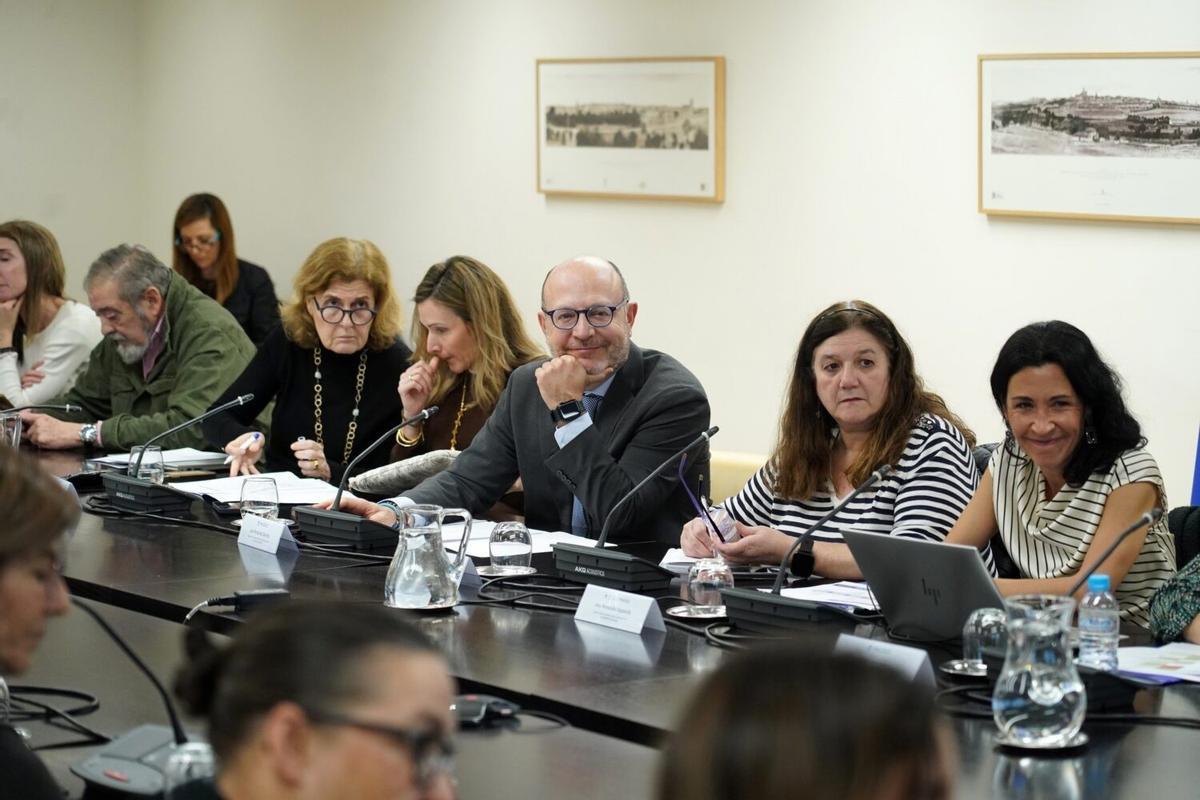 José Fernández, en el centro, durante la constitución del Consejo de las Mujeres.